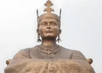 Bronze statue of Queen Heo Hwang-ok.