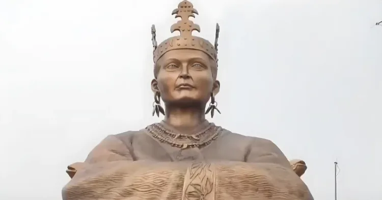 Bronze statue of Queen Heo Hwang-ok.