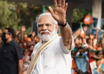 PM Modi greets people in Kochi on his earlier visit to Kerala