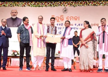 CM Moha Majhi and others distributing appointment letters to 1,543 candidates from 11 departments at the 14th Appointment Fair held at Bhubaneswar