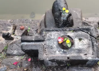 An ancient Shiva Lingam at the historic Draksharamam Bhimeswara Swamy Temple was vandalised by unknown miscreants on the sacred occasion of Mukkoti Ekadashi, sparking anger and distress among devotees