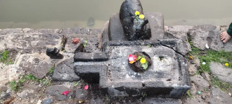 An ancient Shiva Lingam at the historic Draksharamam Bhimeswara Swamy Temple was vandalised by unknown miscreants on the sacred occasion of Mukkoti Ekadashi, sparking anger and distress among devotees
