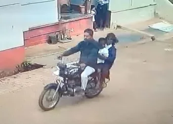 Accused Karim Mistri on the motorcycle with two kidnapped children
