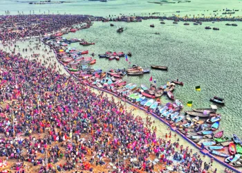 Devotees gather on the banks of the Bharathapuzha river in Thirunavaya for Kerala Mahamagham 2026