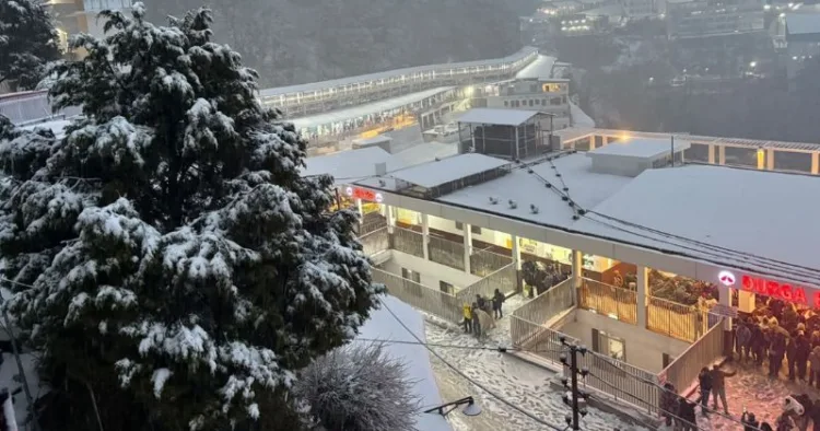 Mata Vaishno Devi Yatra Suspended! Heavy Rain and Snowfall Wreak Havoc in Jammu and Kashmir