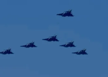 Indian Air Force's Rafale, Sukhoi light up sky with skilled maneuvers over Kartvaya Path