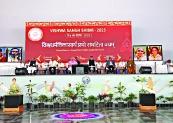 (From L to R) RSS Sarkaryavah Dattatreya Hosabale ji, President of Bharatiya Vidya Bhavan and former Governor of Assam, Punjab, and Tamil Nadu, Banwarilal Purohit ji, RSS Sarsanghchalak Dr Mohan Bhagwat ji, Spiritual Guide of Shri Ram Chandra Mission Kamlesh D Patel (Daaji), founder of Bharat Biotech Krishna Ella ji, Sita Gayatri ji of Rashtra Sevika Samiti during the valedictory session of Shibir