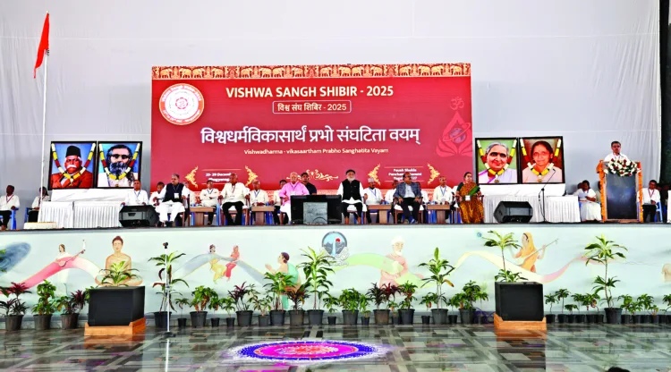 (From L to R) RSS Sarkaryavah Dattatreya Hosabale ji, President of Bharatiya Vidya Bhavan and former Governor of Assam, Punjab, and Tamil Nadu, Banwarilal Purohit ji, RSS Sarsanghchalak Dr Mohan Bhagwat ji, Spiritual Guide of Shri Ram Chandra Mission Kamlesh D Patel (Daaji), founder of Bharat Biotech Krishna Ella ji, Sita Gayatri ji of Rashtra Sevika Samiti during the valedictory session of Shibir