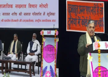 (Left) Senior functionaries of the RSS on the stage (Right) Dattatreya Hosabale, Sarkaryavah, Rashtriya Swayamsevak Sangh (RSS) addressing the gathering during a Samajik Sadbhav Vichar Goshti