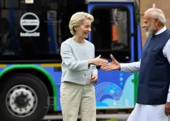 EU Commission President Ursula von der Leyen greets Prime Ministe Modi in New Delhi in March 2025, with a hydrogen-fuelled bus used by EU commissioners seen in the background at Hyderabad House