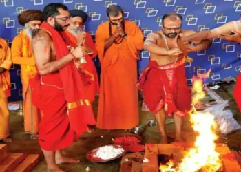 Veera Sadhana Kriya at Thirunavaya during the Mahamagha Mahotsavam under Ayinipulli Vaishakh Acharya, in the presence of Mahamandaleshwar Swami Anandavanam Bharathi,Sri Shakti Shantananda Maharshi and others