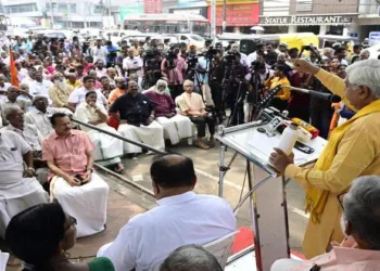 Alok Kumar, international president of Vishwa Hindu Parishad, inaugurating the Sabarimala Karma Samithi protest in front of the Secretariat in Thiruvananthapuram on Monday demanding a CBI probe into the ongoing Sabarimala temple gold theft row