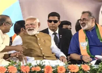 PM Modi interacts with BDJS leader and SNDP Yogam vice president Thushar Vellappalli during a public rally, in Thiruvananthapuram, Kerala. BJP state president Rajeev Chandrasekhar is also seen