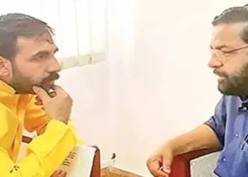 Prime accused Unnikrishnan Potty (Left) in conversation with former Devaswom Minister and CPI(M) leader Kadakampally Surendran (Right)