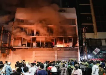 Prothom Alo Newspaper building being burnt in Bangladesh