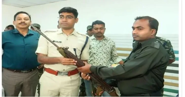 Hardcore Maoist with Rs 21 lakh reward surrenders before Malkangiri SP