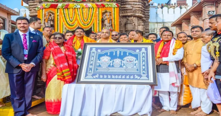 President Droupadi Murmu and Odisha Chief Minister Mohan Charan Majhi with others at the Sri Jagannath Temple in Puri