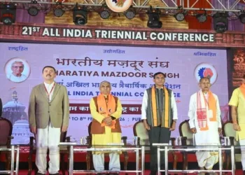 Union Minister for Labour and Employment Dr. Mansukh Mandaviya and other BMS officials at the inauguration of the 21st All India Convention of BMS in Puri.