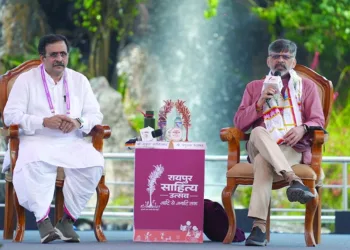 RSS Akhil Bharatiya Prachar Toli Sadasya Mukul Kanitkar and Organiser Editor Prafulla Ketka in a discussion
