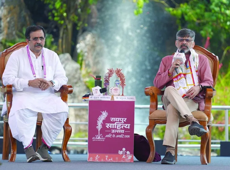 RSS Akhil Bharatiya Prachar Toli Sadasya Mukul Kanitkar and Organiser Editor Prafulla Ketka in a discussion
