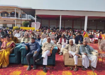 A grand audience gathered at the marriage hall in Chitauni, Ballia for the Hindu Sammelan