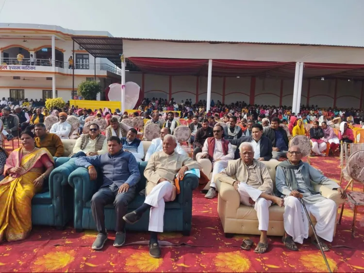 A grand audience gathered at the marriage hall in Chitauni, Ballia for the Hindu Sammelan