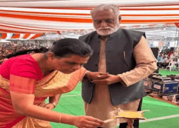 Right) Sunita Haldekar, Akhil Bharatiya Sah Sarkaryavahika of the Rashtra Sevika Samiti (Left) Dr Manmohan Vaidya, Akhil Bharatiya Karyakarini Sadasya of the Rashtriya Swayamsevak Sangh (RSS);