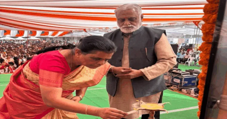 Right) Sunita Haldekar, Akhil Bharatiya Sah Sarkaryavahika of the Rashtra Sevika Samiti (Left) Dr Manmohan Vaidya, Akhil Bharatiya Karyakarini Sadasya of the Rashtriya Swayamsevak Sangh (RSS);