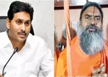 YCP chief Y S Jagan Mohan Reddy (Left) and AP Sadhu Parishad President Swami Srinivasanda Saraswati (Right)