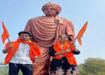 ABVP leaders KJ Aparna and Vikas Kumar Nayak celebrate with supporters after their decisive victory in the student union elections at the Central University of Kerala.