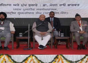 RSS Sarsanghchalak Dr Mohan Bhagwat in the centre