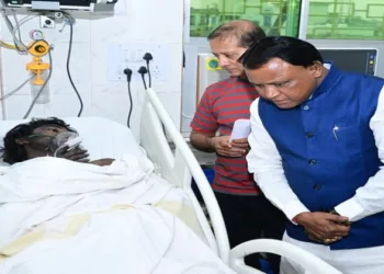Odisha Chief Minister Mohan Charan Majhi speaks to victim of the fire at SCB Medical College and Hospital