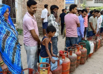 A representative image of people standing in queue for LPG