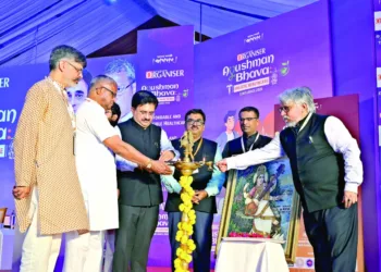 From L to R: Prafulla Ketkar, Editor Organiser, Dr Ashok Kumar Varshney, National Organising Secretary, Arogya Bharti, Himanshu Thakkar - Convener, Knowledge Conference, Dharmesh Vandra, Convener, Knowledge Conference, Vaidya Dr Bhavdeep Ganatra, Chief Ayurveda Operations at SGVP Holistic Hospital and Tarsem K Ruby, Pharmaceutical Entrepreneur lighting the lamp during the inaugural session of Organiser Weekly's Ayushman Bhava confluence