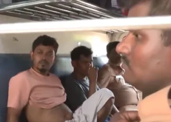 Deporting illgal Bangladeshi by Tamil Nadu police (Image courtesy: ANI)