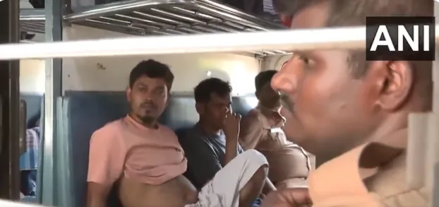 Deporting illgal Bangladeshi by Tamil Nadu police (Image courtesy: ANI)