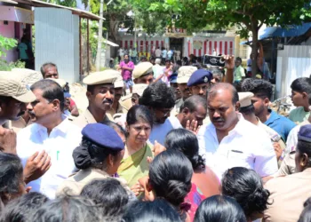 Thoothukudi schoolgirl murder case - crowd confronting DMK MP Kanimozhi