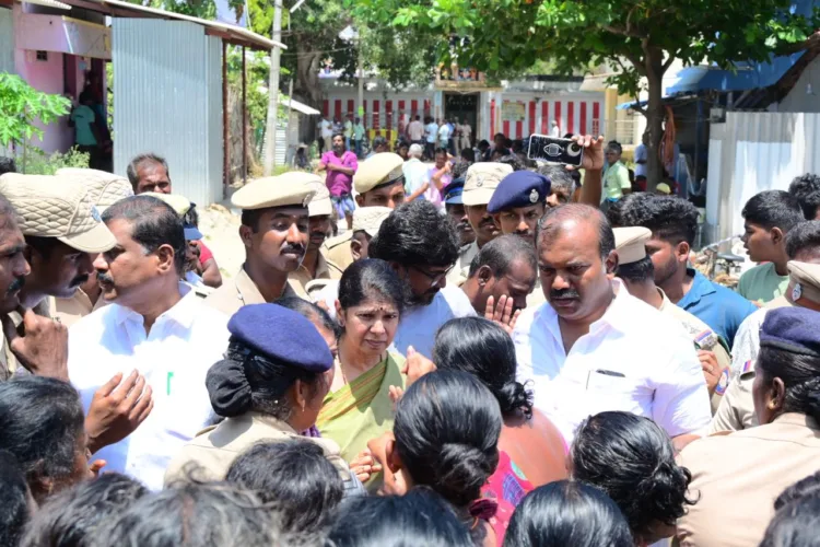 Thoothukudi schoolgirl murder case - crowd confronting DMK MP Kanimozhi