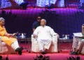 Ganesh Pande, Editor of Tarun Bharat, asking a question to Dr Mohan Bhagwat, Sarsanghchalak, Rashtriya Swayamsevak Sangh, during the
interview at Suresh Bhat Sabhagruha, Nagpur on March 19. (On the right side): Ravindra Deshpande, author and former Mahanagar Pracharak