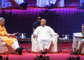 Ganesh Pande, Editor of Tarun Bharat, asking a question to Dr Mohan Bhagwat, Sarsanghchalak, Rashtriya Swayamsevak Sangh, during the
interview at Suresh Bhat Sabhagruha, Nagpur on March 19. (On the right side): Ravindra Deshpande, author and former Mahanagar Pracharak