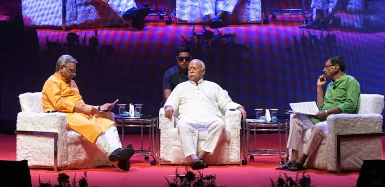 Ganesh Pande, Editor of Tarun Bharat, asking a question to Dr Mohan Bhagwat, Sarsanghchalak, Rashtriya Swayamsevak Sangh, during the
interview at Suresh Bhat Sabhagruha, Nagpur on March 19. (On the right side): Ravindra Deshpande, author and former Mahanagar Pracharak