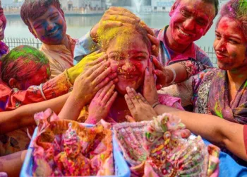 Mass gatherings during Holi unfold across India without extraordinary restrictions, highlighting a moment of public confidence amid widespread global uncertainty