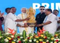 At the concluding ceremony of the Akhil Kerala Dheevara Sabha Golden Jubilee celebration at Marine Drive, Kochi, Prime Minister Narendra Modi receives a Matsya Avatar sculpture of Bhagwan Vishnu from the organisers