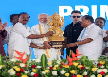 At the concluding ceremony of the Akhil Kerala Dheevara Sabha Golden Jubilee celebration at Marine Drive, Kochi, Prime Minister Narendra Modi receives a Matsya Avatar sculpture of Bhagwan Vishnu from the organisers