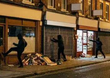 Muslim gang attacks Manek Chowk Restaurant