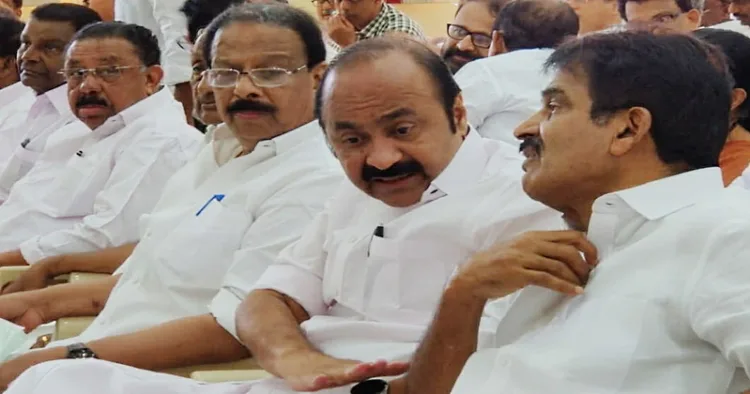 Ex-KPCC president K Sudhakaran is flanked by UDF convener MM Hassan (Left), Opposition Leader VD Satheesan and AICC general secretary KC Venugopal (Right)
