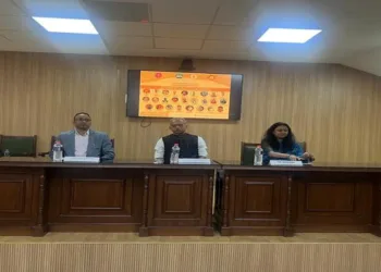 Dignitaries on the stage including J. Nandakumar, National Convenor of Prajna Pravah in the centre