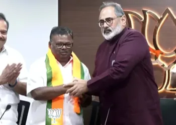 BJP State President Rajeev Chandrasekhar welcomes former Munnar MLA and senior CPI(M) leader S. Rajendran into the party fold, marking a key political shift ahead of the Assembly polls