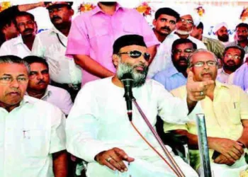 Then CPI(M) state secretary Pinarayi Vijayan (left) and Indian Union Muslim League Lok Sabha member E.T. Mohammed Basheer (right) sat on either side of PDP terrorist Abdul Nasser Madani