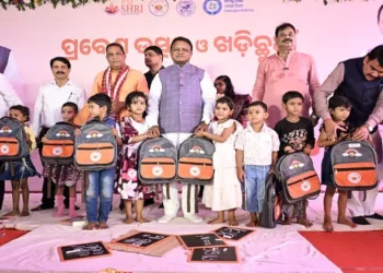 CM Mohan Majhi with young children during the State-Level Khadi Chuan (Initiation into Learning) Ceremony at Raj Bhavan Upper Primary School in Bhubaneswar.